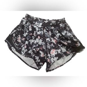 Lululemon Hotty Hot Short II Long 4"
Spring Bloom Multi / Black 4 Tall